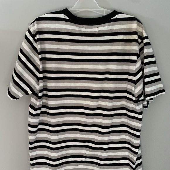 Large Guess T-Shirt - Picture 2 of 3